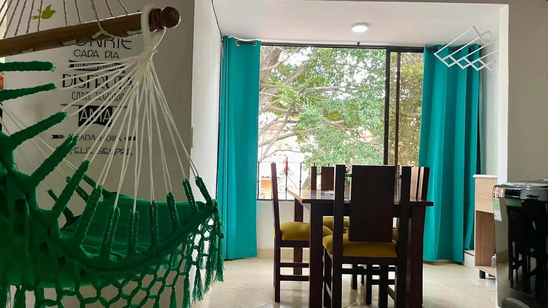Explora La Magia De Laureles contacts